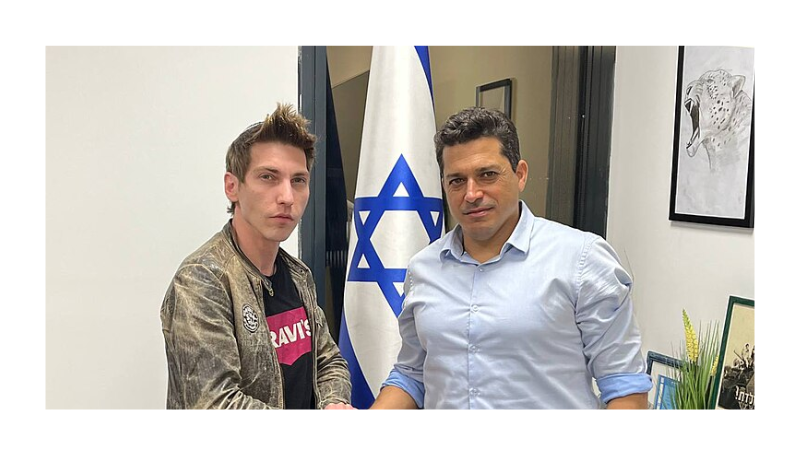 Russian-Israeli blogger Ezra Mor and Chikli in 2024-Wikipedia