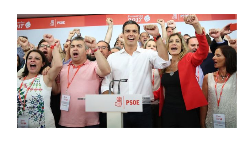 Pedro Sánchez, tras su victoria en las primarias del PSOE, cantando La Internacional.- Source: Wikipedia