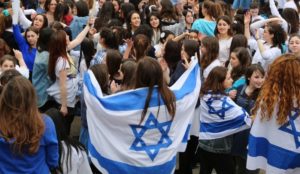 Israeli teenagers celebrating Yom Haatzmaut (Source: Wikipedia)