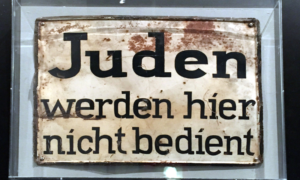 English: German sign, ca. 1935–1937: Juden Werden Hier Nicht Bedient ("Jews are not served here"). From the collection of the Jewish Museum Berlin.-Wikipedia