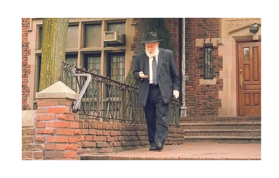 Rabbi Yehuda Krinsky outside 770 Eastern Parkway - Wikipedia
