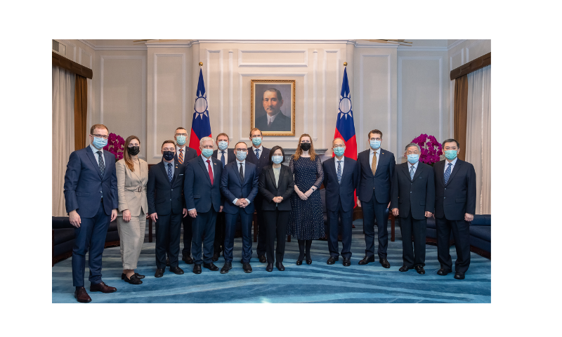 Taiwanese President Tsai Ing-wen, centre, poses for photos with a delegation from the Baltic States at the Presidential Office in Taipei, Taiwan on Monday, Nov 29, 2021.jpg - Wikimedia 