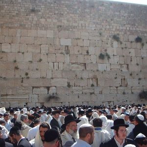 birkhat cohanim at the Western Wall during Passover 2004. (Source: Wikipedia)